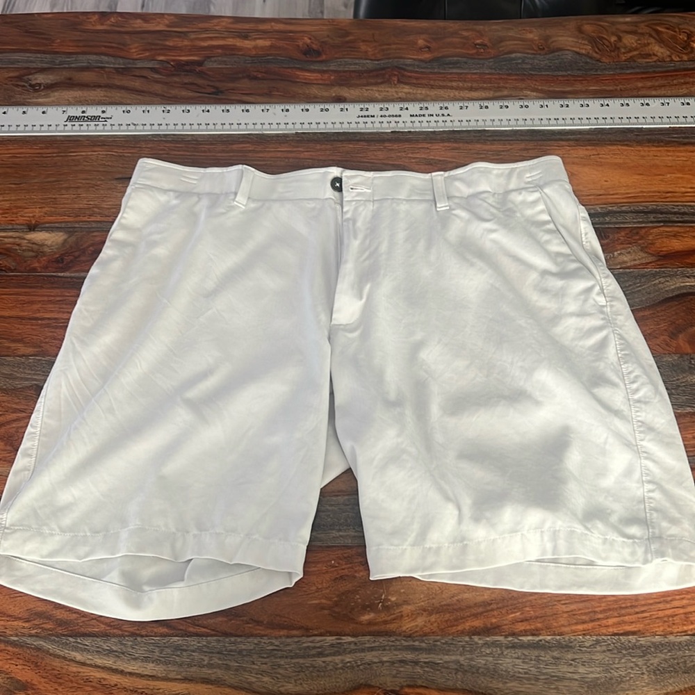 White Under Armour men’s golf shorts 42